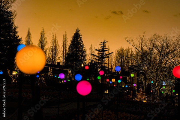 Obraz 写真素材：色とりどりの球体とイルミネーション