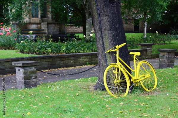 Obraz yellow bicycle in park
