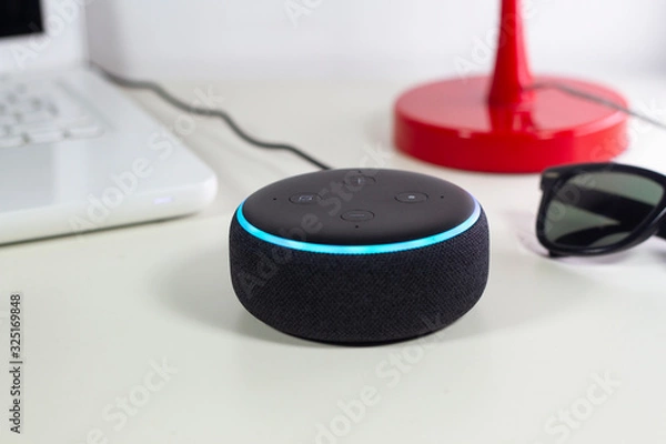 Obraz Assistente vocale wi-fi sulla scrivania, casa inteligente  e tecnologica