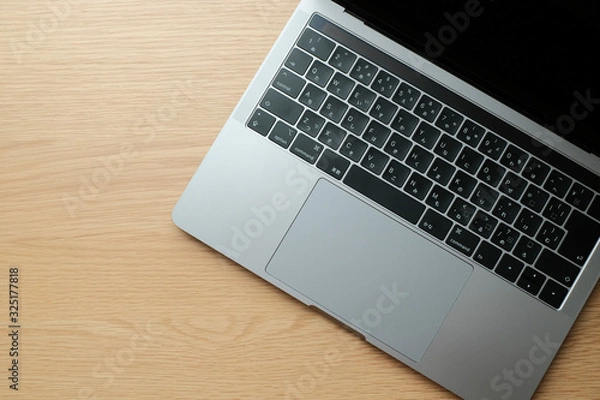 Obraz 木の机の上のノートパソコン 俯瞰