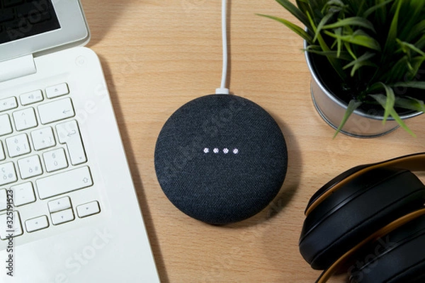Obraz Assistente vocale wi-fi sulla scrivania, casa inteligente  e tecnologica