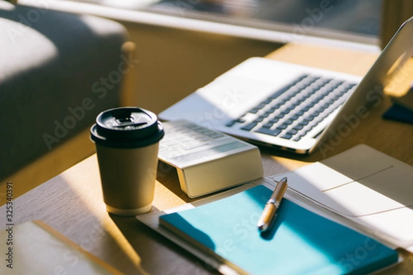 Obraz カフェで仕事をする人