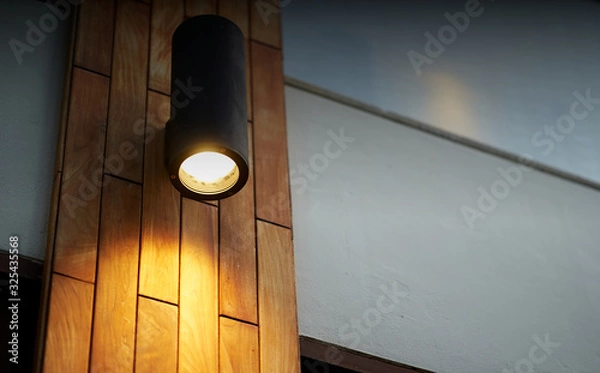 Fototapeta lampa na drewnianym słupku do dekoracji płytek z włączaniem światła w ciemności