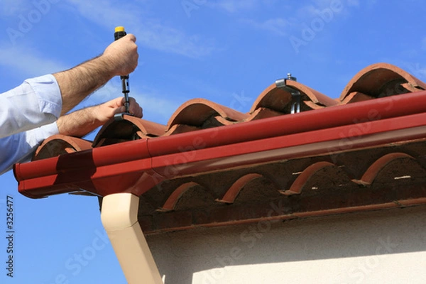 Obraz installing rain gutter