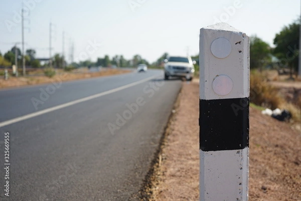 Obraz Pillars to guide the curved path of the road.