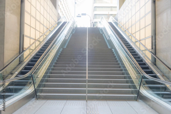 Fototapeta 東京都千代田区丸の内の近代的なビルにあるエスカレーターと階段