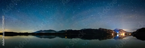 Obraz Berge und See unter Sterne - Forggensee Panorama