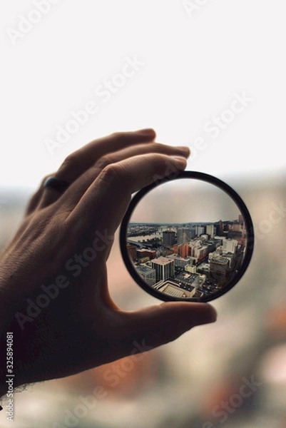 Obraz Holding Cityscape through lens