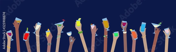 Fototapeta Ręce z transparentem napojów alkoholu w okularach świętować na imprezie