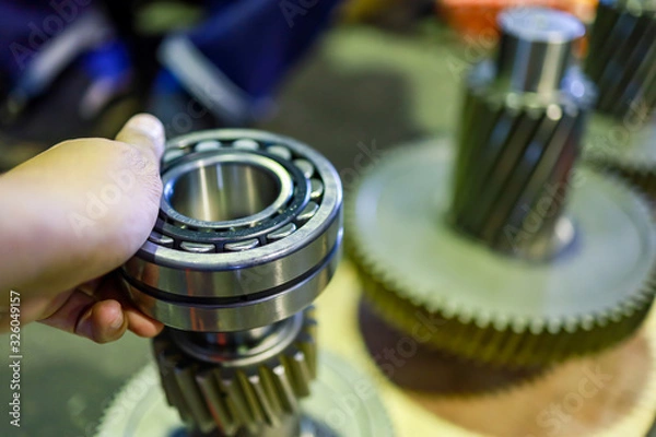 Obraz hand keep bearing asembly to shaft