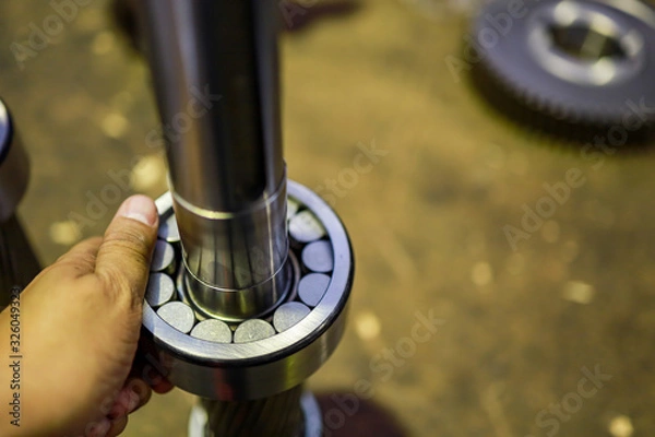 Obraz hand keep bearing asembly to shaft