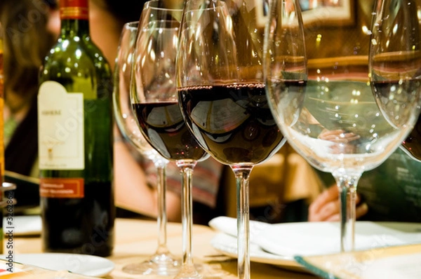 Fototapeta kieliszki wina w restauracji