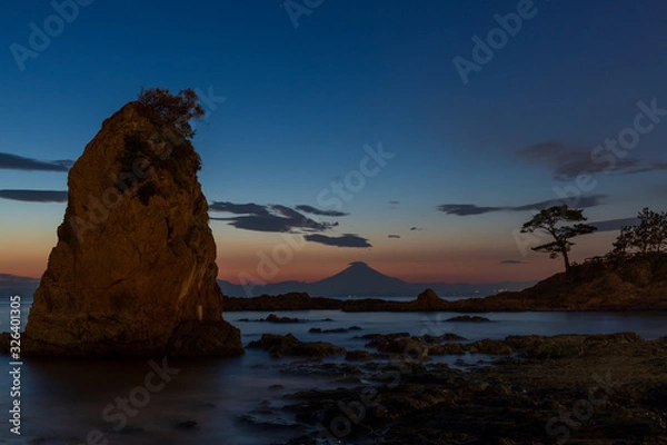 Obraz 横須賀市秋谷海岸立石公園から夕焼け富士山