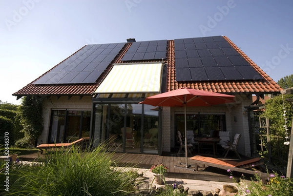 Obraz Wohnhaus mit Solarzellen