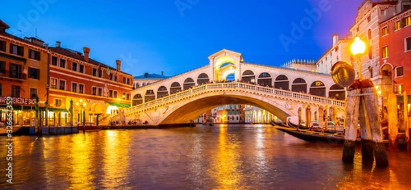 Obraz WENECJA, WŁOCHY - 23 września 2019: Canal Grande i most Rialto nocą