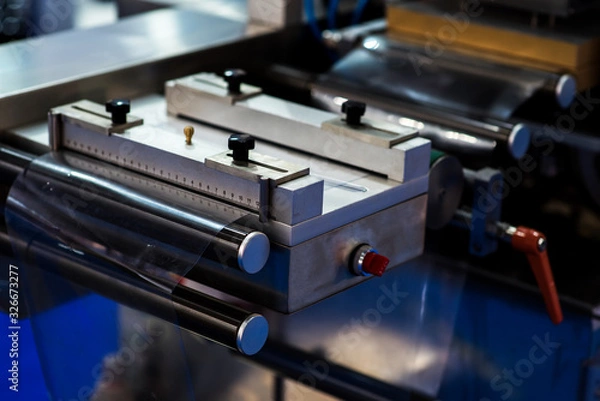 Obraz Rotary die cutting machine with slitting blade system