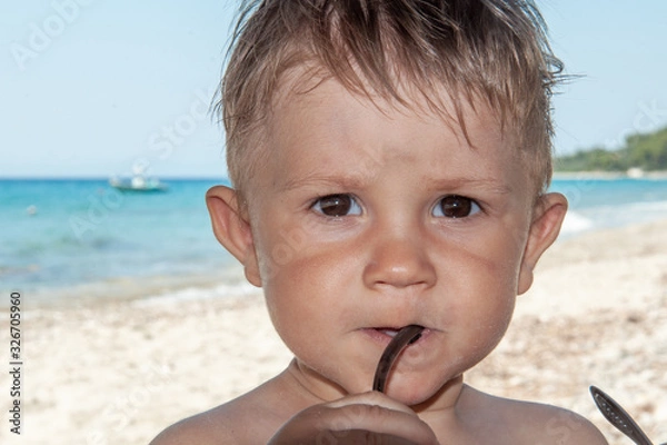 Obraz  Kid play with sunglasses at the beach 