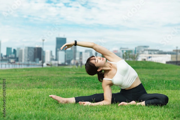 Fototapeta ヨガをする女性