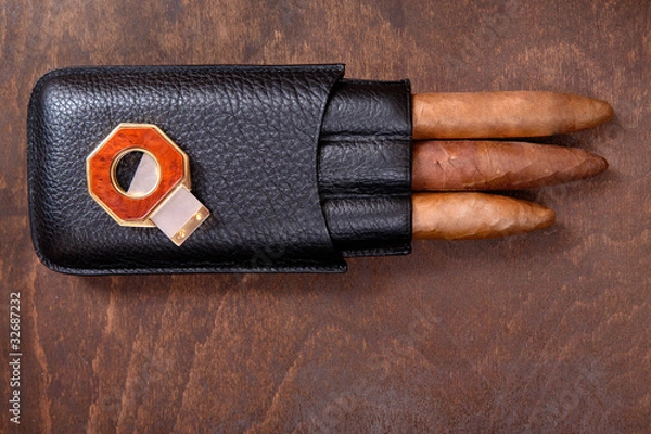 Obraz three cigars in a black leather case