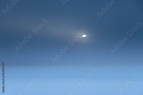 Fototapeta 朝靄からの日の出