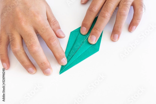 Fototapeta 折り紙で鶴を折る男の手元