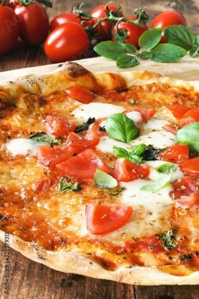 Obraz Włoska Pizza Margherita z pomidorami, mozzarellą i bazylią