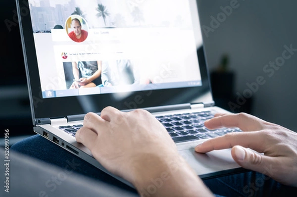 Fototapeta Witryna mediów społecznościowych. Witryna sieciowa na ekranie laptopa ze zdjęciem profilowym, udostępnionymi postami i aktualizacjami statusu. Koncepcja marki osobistej. Portal komunikacji cyfrowej i strona internetowa. Proszenie do znajomych.