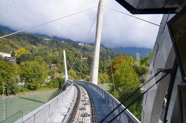 Obraz イン川を渡るフンガーブルクバーン（ノルトケッテ行きケーブルカー）（オーストリア　チロル州　インスブルック）