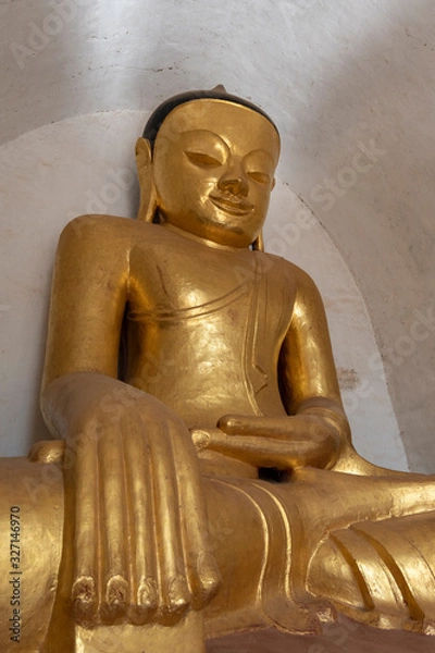 Obraz Seated Buddha statue at Thatbyinnyu Temple