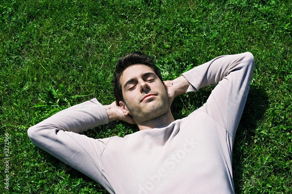 Fototapeta jeune homme sieste dans l'herbe repos relaxation