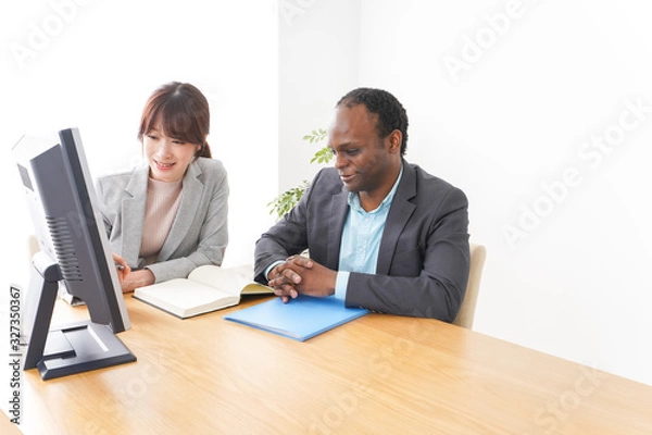 Fototapeta オフィスでパソコンを使う2人のビジネスパーソン