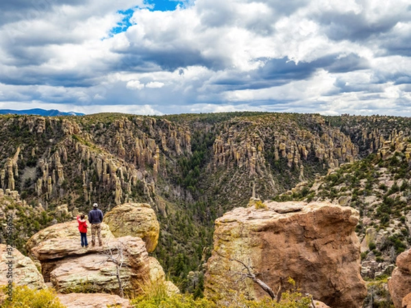 Fototapeta two people taking in view of hoodoos from top of Chiricahua National Monument