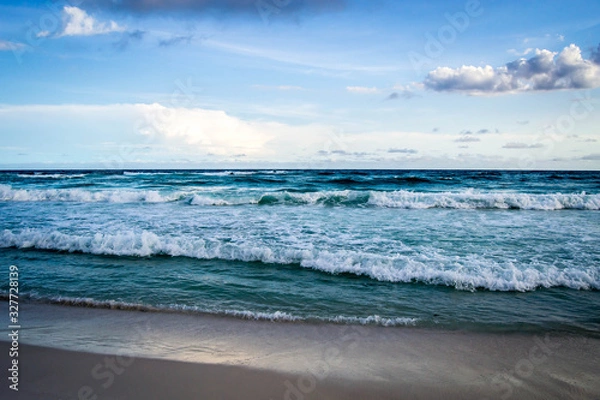 Fototapeta Deep blue waves coming to shore