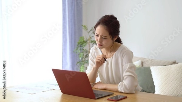 Obraz パソコン　悩む女性