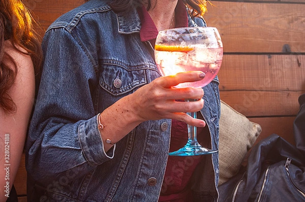 Fototapeta Drinking pink gin in Kensington, London, in summertime