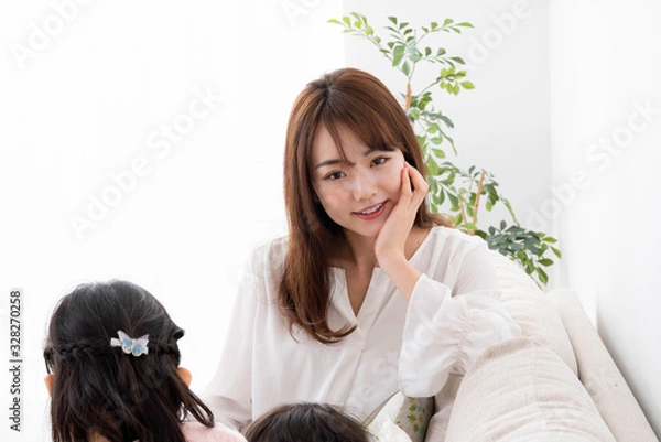 Fototapeta 居間にいる親子