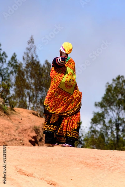 Fototapeta A colorful woman with her child from the back