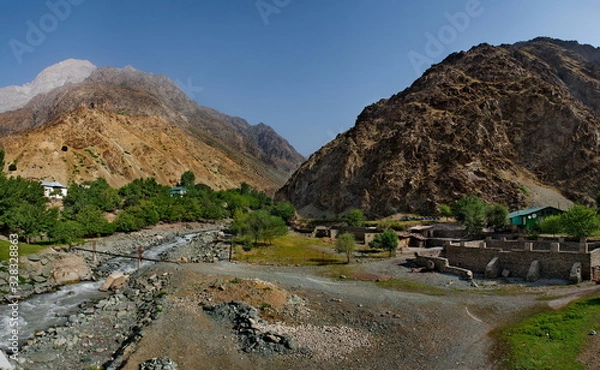 Obraz Tajikistan. The right tributary of the border river Panj along the Pamir tract near the city of Khorog