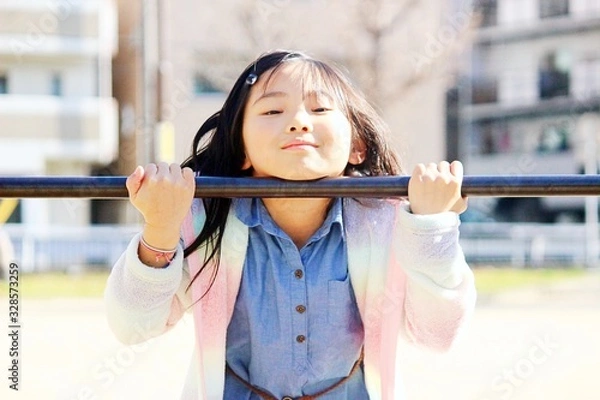 Obraz 子供　女　受験生　遊び　鉄棒　公園