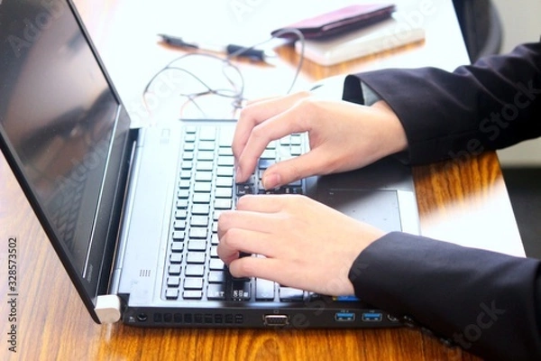 Fototapeta 女性　オフィス　パソコン