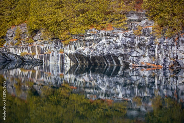 Fototapeta Slate rock with reflection