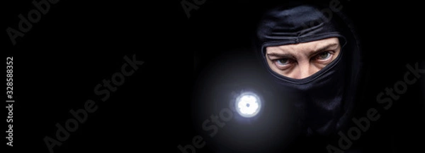 Obraz Einbrecher mit Taschenlampe