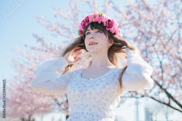 Fototapeta 桜を見る女性