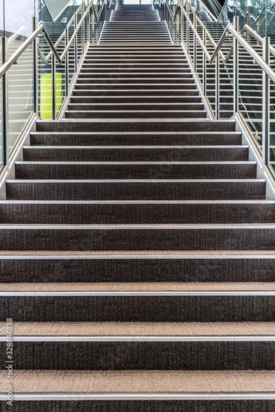 Fototapeta 東京都渋谷区のオフィスビルにある未来的なデザインの階段