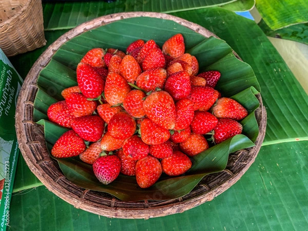 Obraz strawberries in a basket