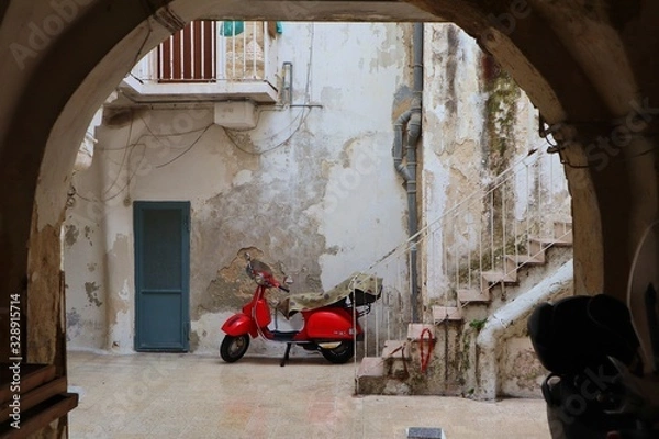 Fototapeta roter Roller im Innenhof