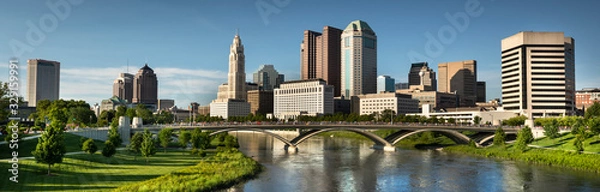 Fototapeta Panoramiczny pejzaż śródmieścia z widokiem na rzekę Scioto i Discovery Bridge wzdłuż Riverfront Park w mieście Columbus Ohio USA