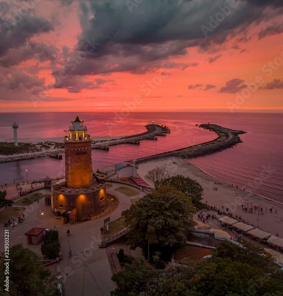 Fototapeta Kołobrzeg, latarnia morska i wejście do portu z lotu ptaka