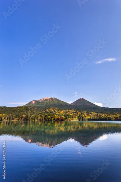 Fototapeta 日本・北海道東部の国立公園、オンネトーと山