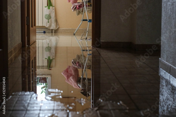 Fototapeta Szkody spowodowane przez wodę z powodu pękniętej rury. Problem wilgoci i mokra podłoga. Pozioma, selektywna ostrość